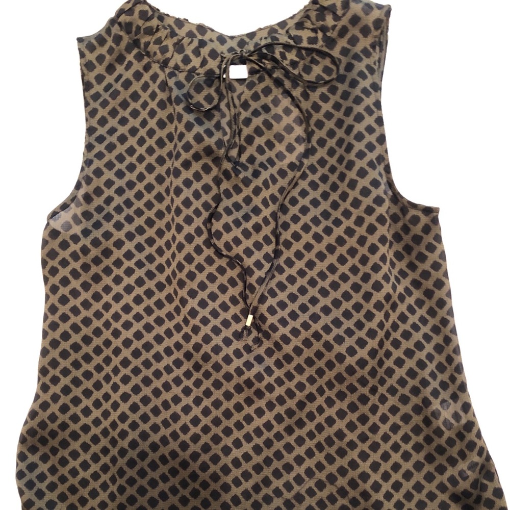 Silky sleeveless diamond print blouse